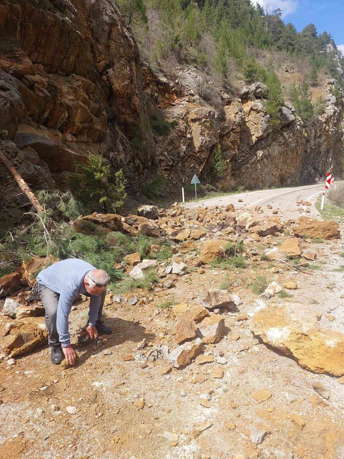 Feke-Saimbeyli kara yolu ulaşıma kapandı
