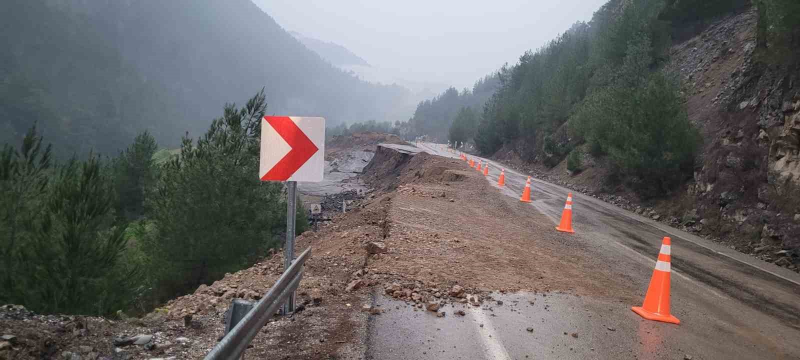 Feke’de helikopter pistinde heyelan meydana geldi
