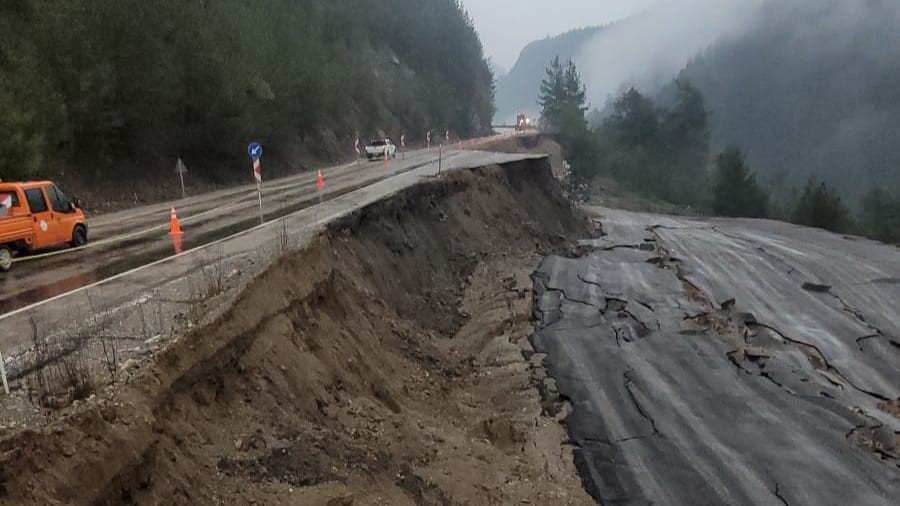 Feke’de helikopter pistinde heyelan meydana geldi
