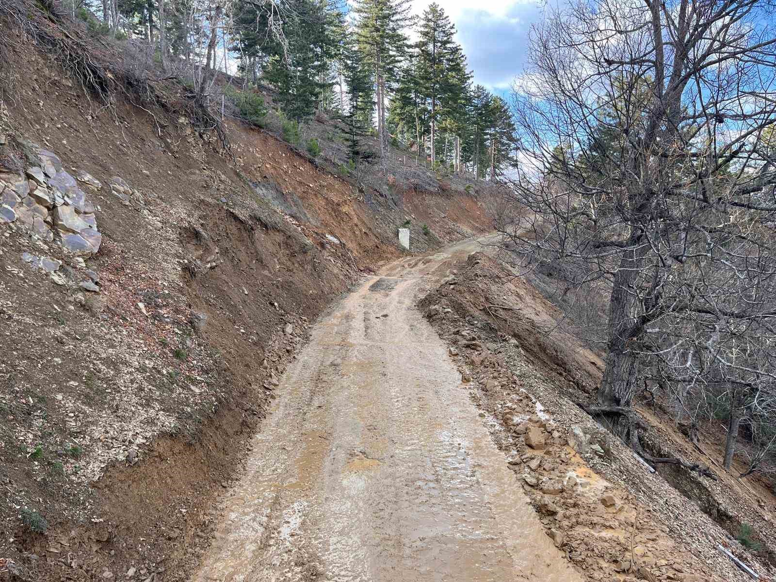 Feke’de kar ve heyelanla mücadele sürüyor
Feke’de kar ve heyelanla mücadele sürüyor