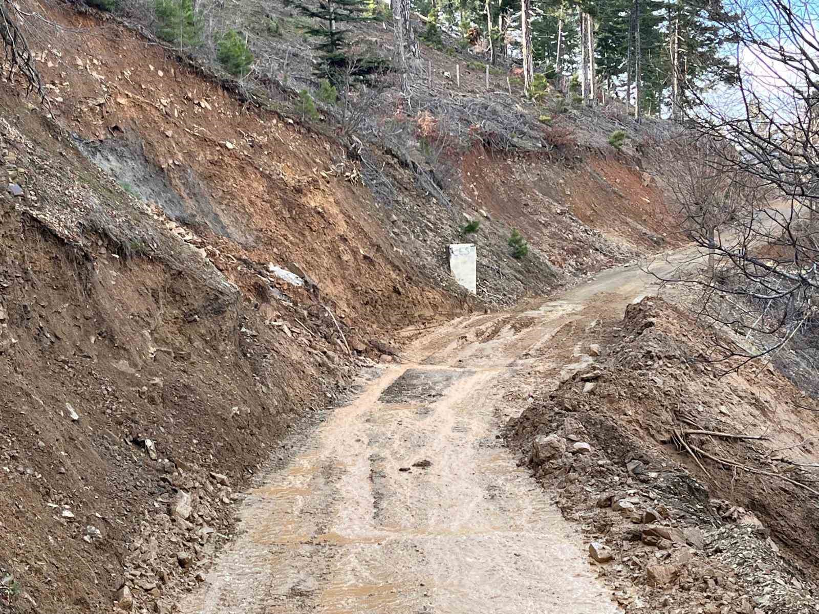 Feke’de kar ve heyelanla mücadele sürüyor
Feke’de kar ve heyelanla mücadele sürüyor