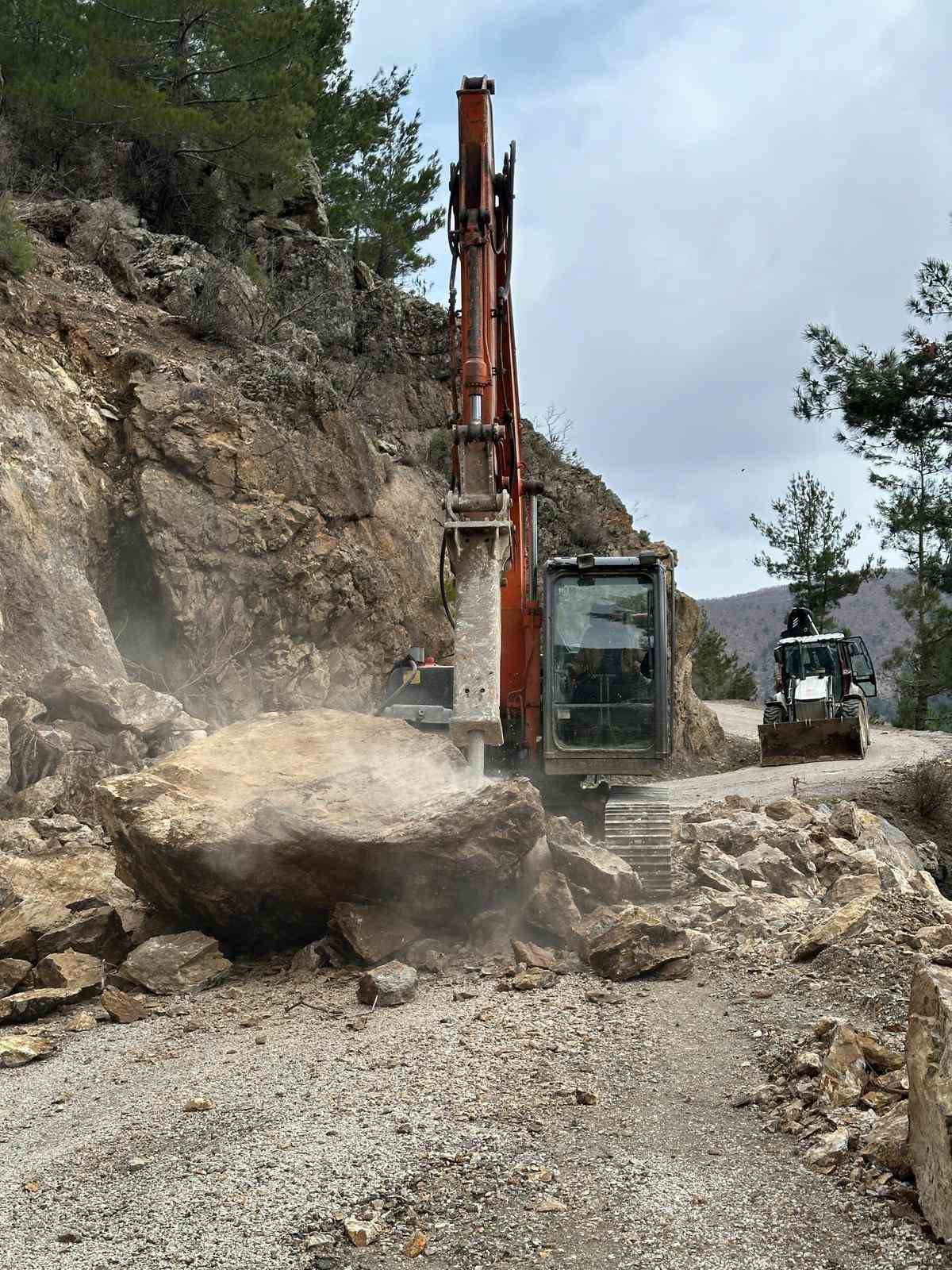 Feke’de kar ve heyelanla mücadele sürüyor
Feke’de kar ve heyelanla mücadele sürüyor