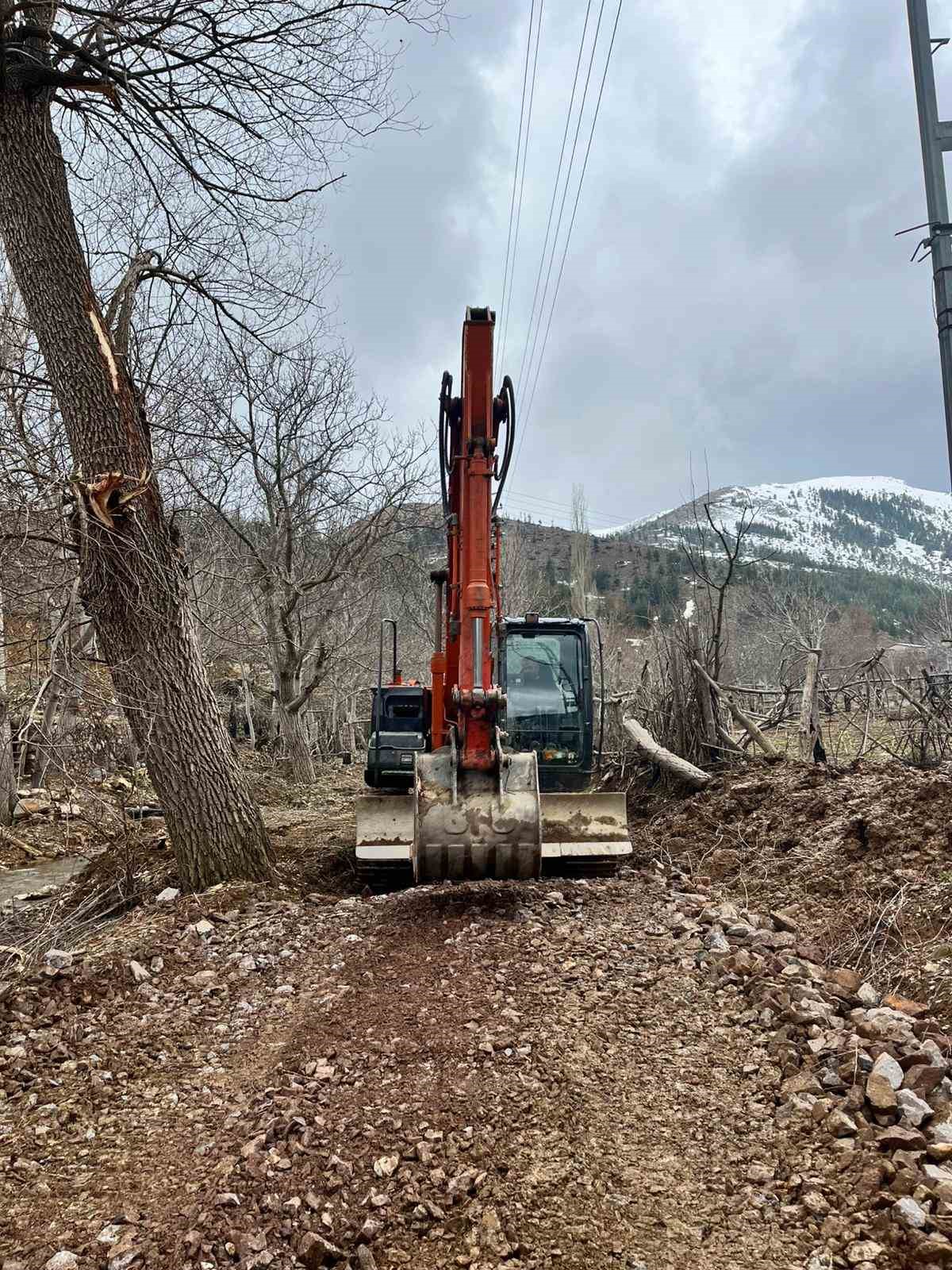 Feke’de kar ve heyelanla mücadele sürüyor
Feke’de kar ve heyelanla mücadele sürüyor