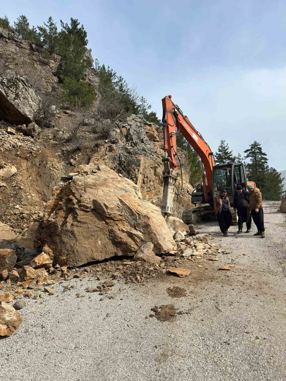 Feke’de kar ve heyelanla mücadele sürüyor
Feke’de kar ve heyelanla mücadele sürüyor