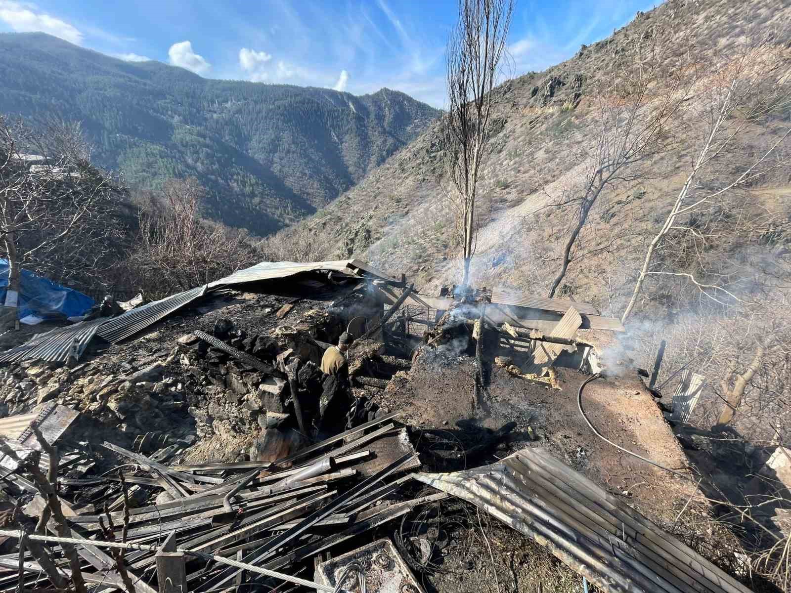 Feke’de müstakil ev yangında kullanılamaz hale geldi
