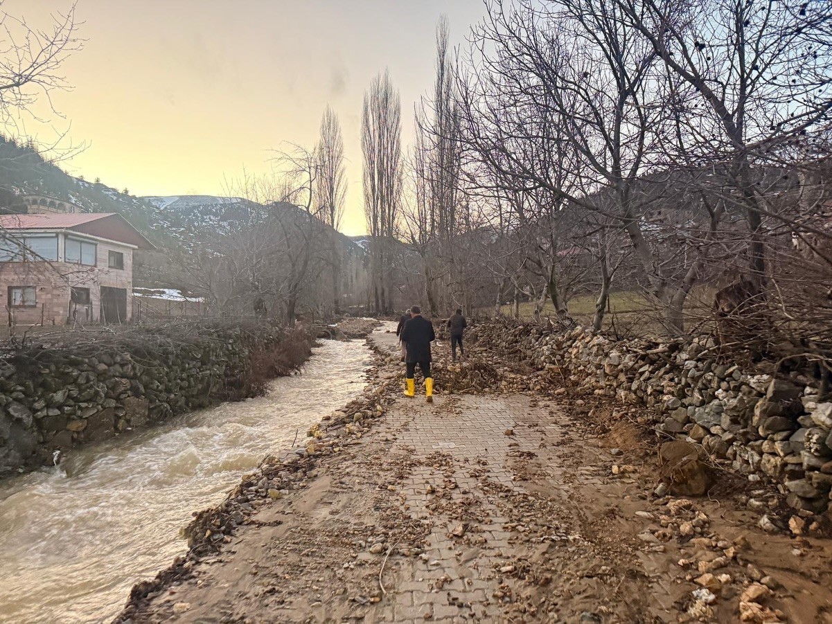 Feke’de sel ve heyelan sonrası kapanan yollar ulaşıma açılıyor
Feke’de sel ve heyelan sonrası kapanan yollar ulaşıma açılıyor