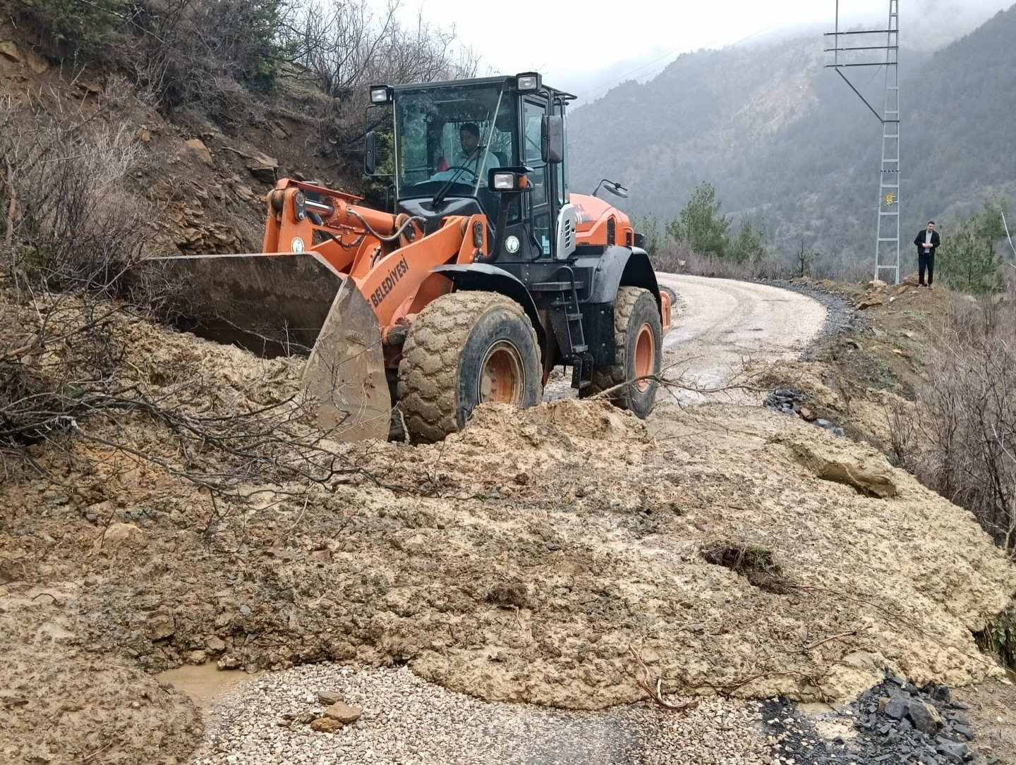 Feke’de sel ve heyelan sonrası kapanan yollar ulaşıma açılıyor
Feke’de sel ve heyelan sonrası kapanan yollar ulaşıma açılıyor