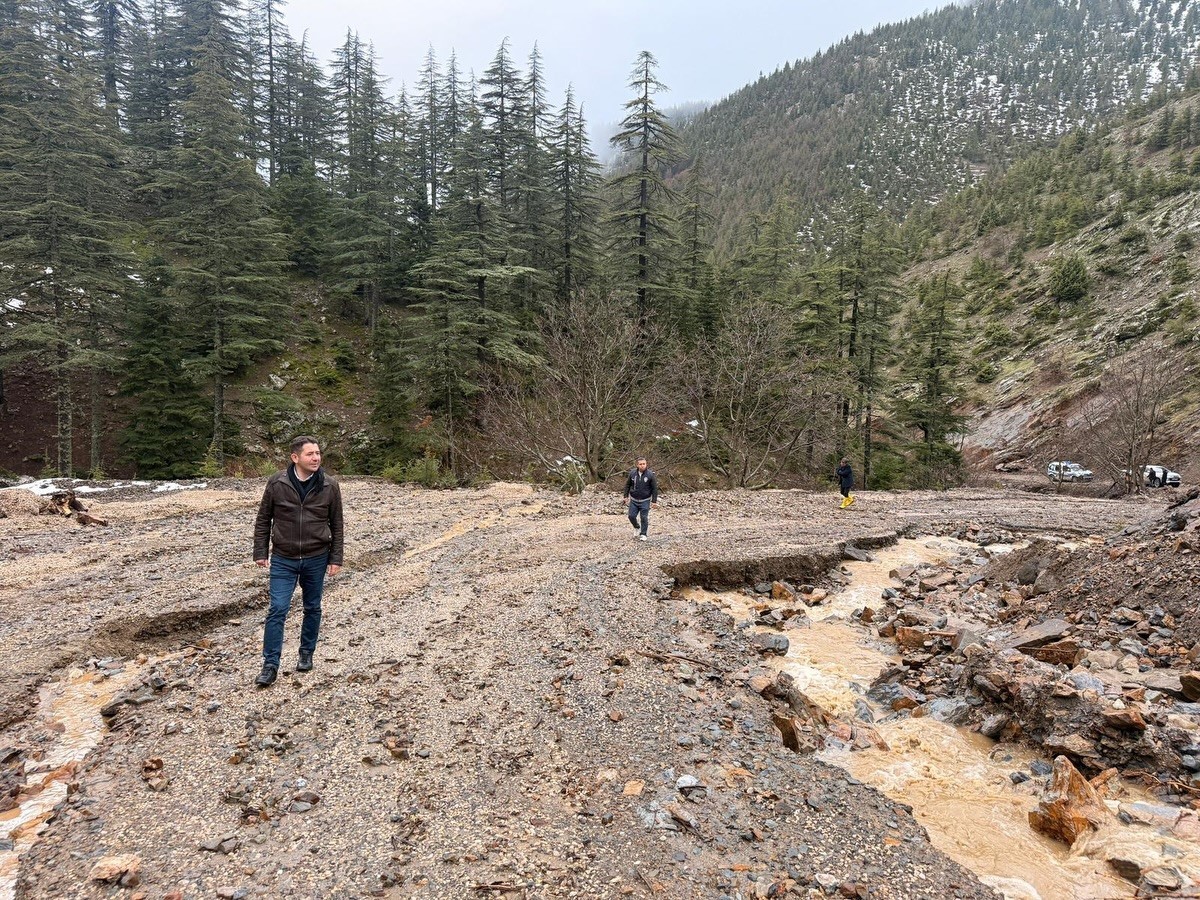 Feke’de sel ve heyelan sonrası kapanan yollar ulaşıma açılıyor
Feke’de sel ve heyelan sonrası kapanan yollar ulaşıma açılıyor