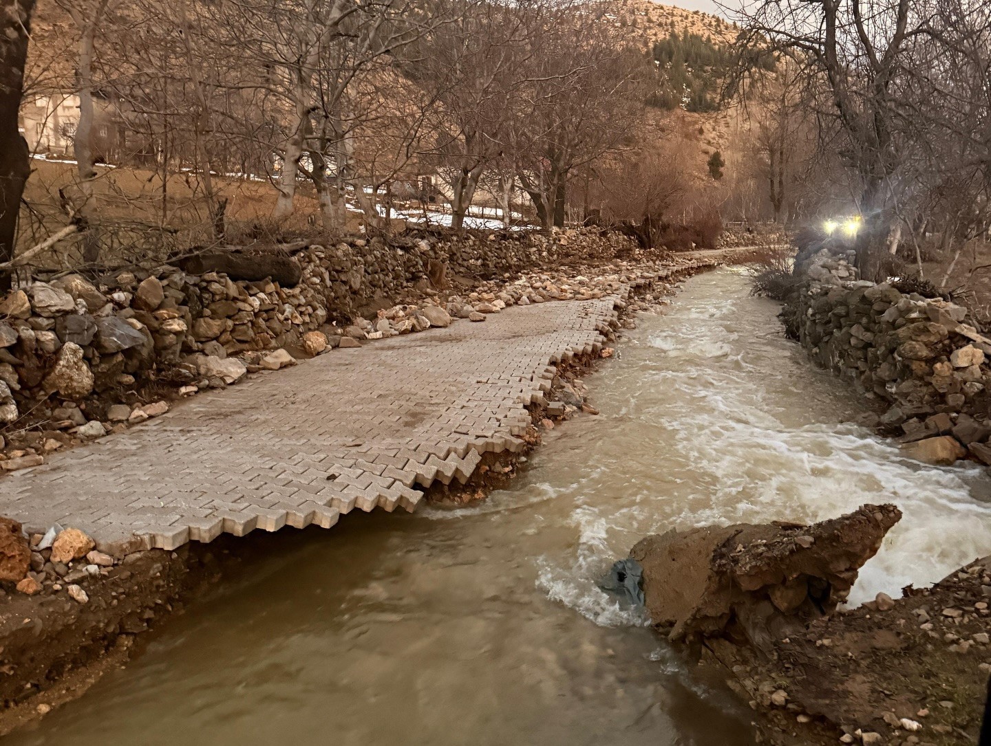 Feke’de sel ve heyelan sonrası kapanan yollar ulaşıma açılıyor
Feke’de sel ve heyelan sonrası kapanan yollar ulaşıma açılıyor