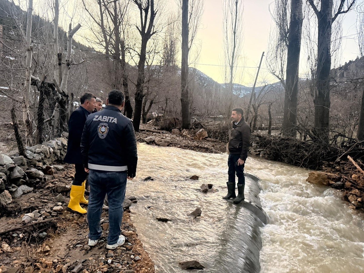 Feke’de sel ve heyelan sonrası kapanan yollar ulaşıma açılıyor
Feke’de sel ve heyelan sonrası kapanan yollar ulaşıma açılıyor