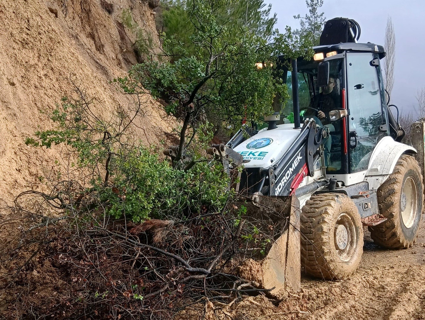 Feke’de sel ve heyelan sonrası kapanan yollar ulaşıma açılıyor
Feke’de sel ve heyelan sonrası kapanan yollar ulaşıma açılıyor