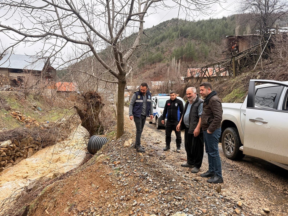 Feke’de sel ve heyelan sonrası kapanan yollar ulaşıma açılıyor
Feke’de sel ve heyelan sonrası kapanan yollar ulaşıma açılıyor