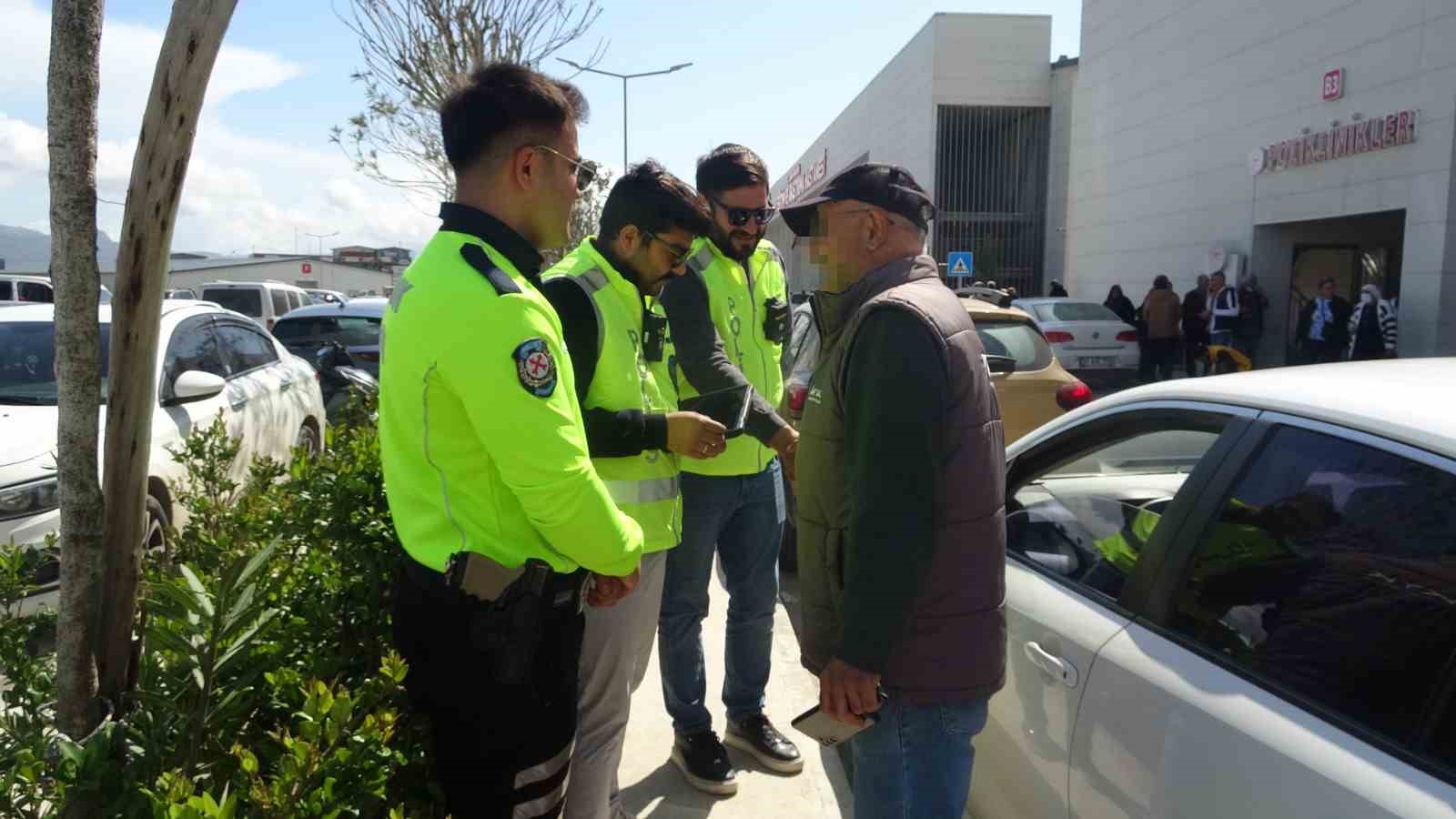 Felçli annesini hatalı parklardan dolayı tekerlekli sandalyeyle taşımakta güçlük çeken vatandaş: "Çektiğimiz eziyeti bir görseler, inanıyorum ki oturup ağlarlar"
Felçli annesini hatalı parklardan dolayı tekerlekli sandalyeyle taşımakta güçlük çeken vatandaş: "Çektiğimiz eziyeti bir görseler, inanıyorum ki oturup ağlarlar"