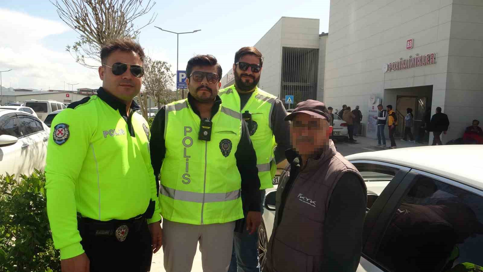 Felçli annesini hatalı parklardan dolayı tekerlekli sandalyeyle taşımakta güçlük çeken vatandaş: "Çektiğimiz eziyeti bir görseler, inanıyorum ki oturup ağlarlar"
Felçli annesini hatalı parklardan dolayı tekerlekli sandalyeyle taşımakta güçlük çeken vatandaş: "Çektiğimiz eziyeti bir görseler, inanıyorum ki oturup ağlarlar"