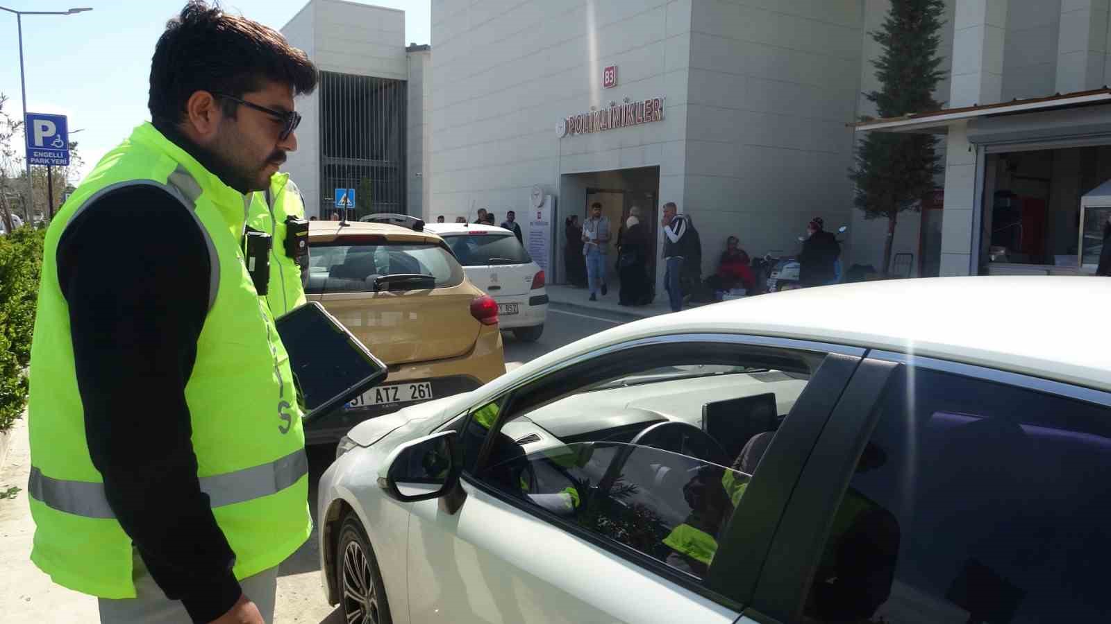 Felçli annesini hatalı parklardan dolayı tekerlekli sandalyeyle taşımakta güçlük çeken vatandaş: "Çektiğimiz eziyeti bir görseler, inanıyorum ki oturup ağlarlar"
Felçli annesini hatalı parklardan dolayı tekerlekli sandalyeyle taşımakta güçlük çeken vatandaş: "Çektiğimiz eziyeti bir görseler, inanıyorum ki oturup ağlarlar"