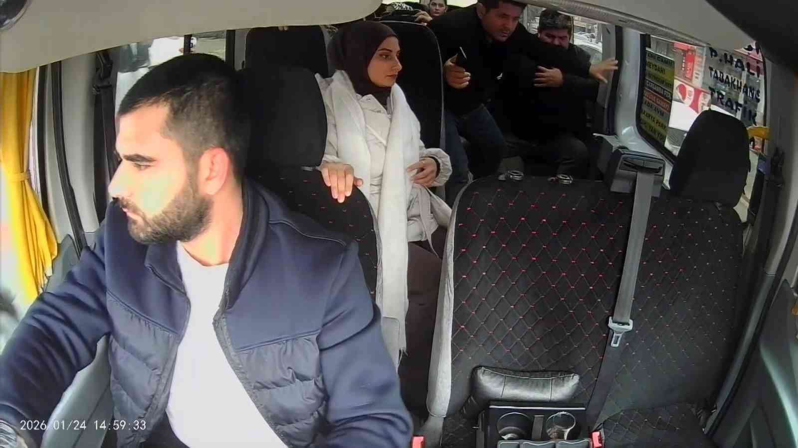 Fenalaşan yolcu için direksiyonu hastaneye kırdı
Fenalaşan yolcu için direksiyonu hastaneye kırdı