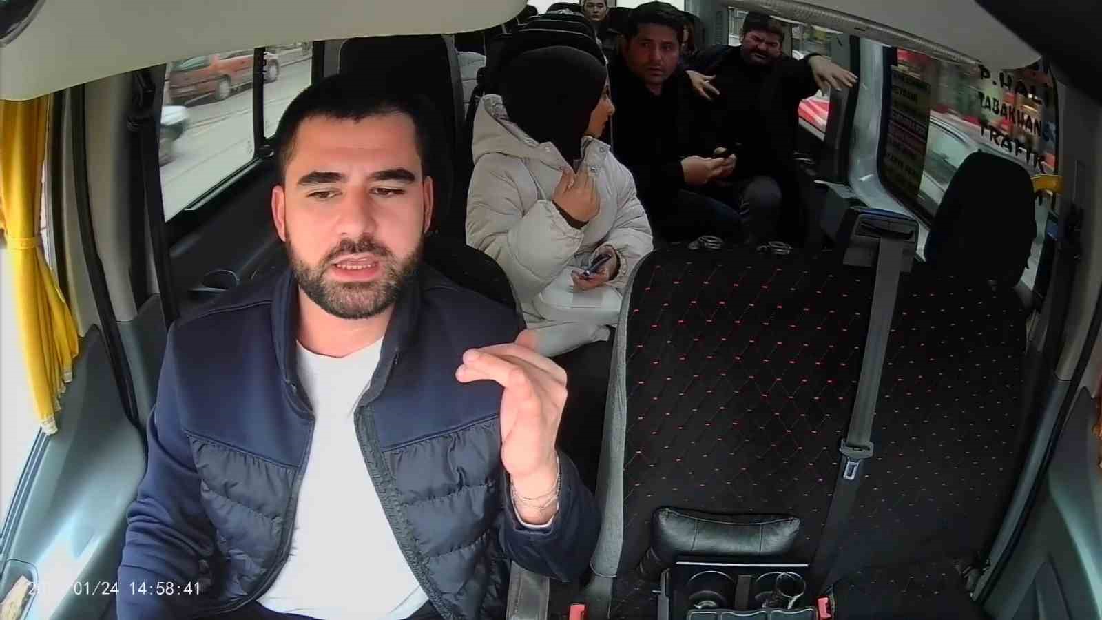 Fenalaşan yolcu için direksiyonu hastaneye kırdı
Fenalaşan yolcu için direksiyonu hastaneye kırdı