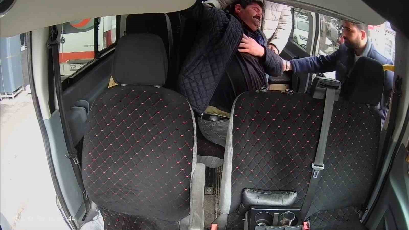 Fenalaşan yolcu için direksiyonu hastaneye kırdı
Fenalaşan yolcu için direksiyonu hastaneye kırdı