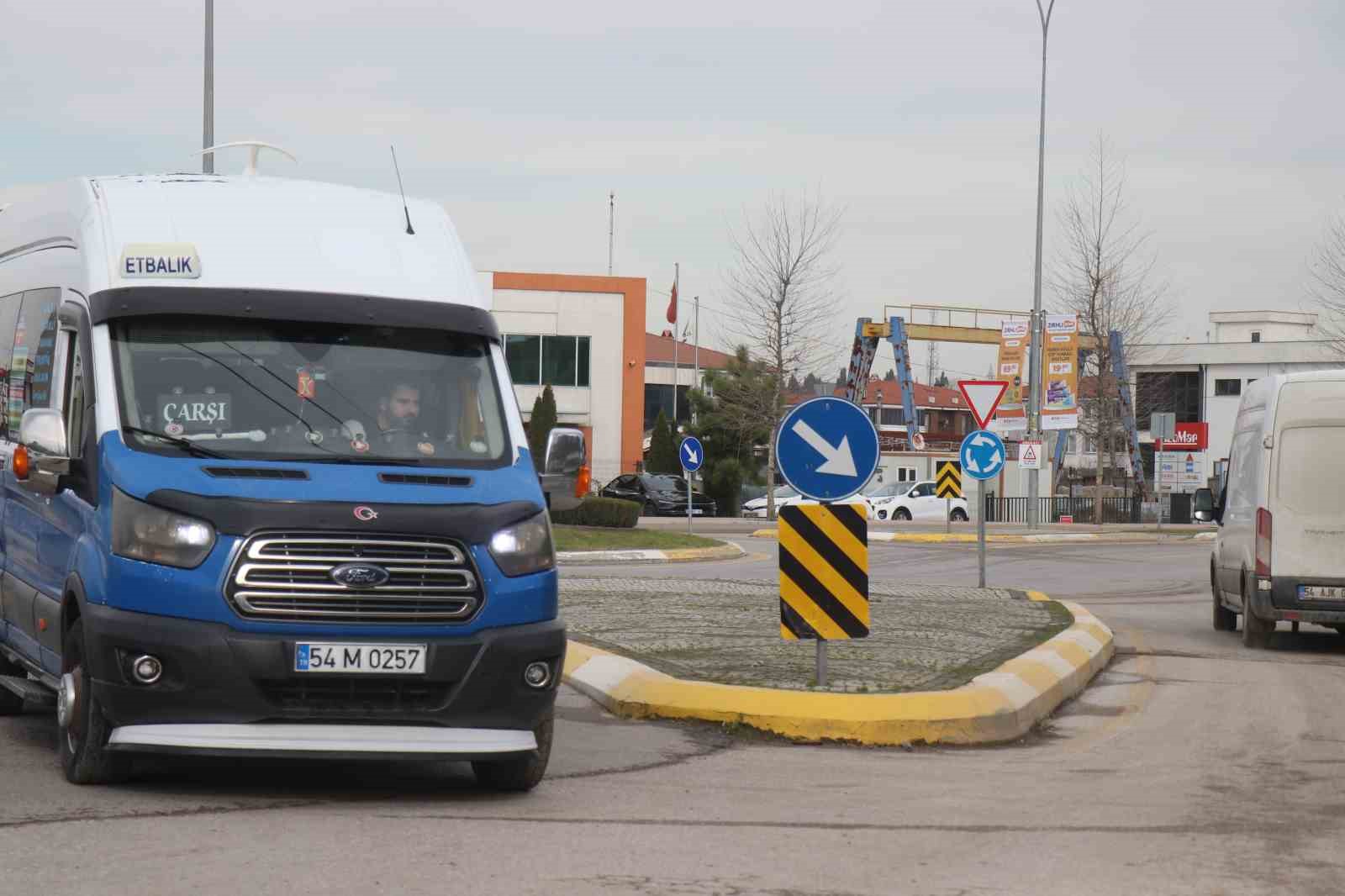 Fenalaşan yolcu için direksiyonu hastaneye kırdı
Fenalaşan yolcu için direksiyonu hastaneye kırdı