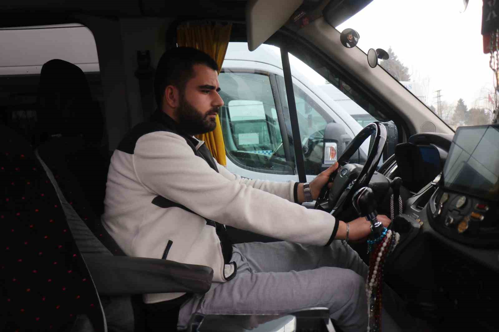 Fenalaşan yolcu için direksiyonu hastaneye kırdı
Fenalaşan yolcu için direksiyonu hastaneye kırdı