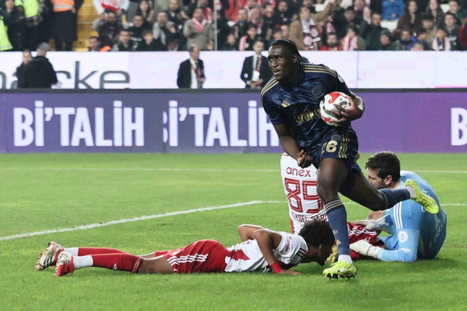 Fenerbahçe, 3. kez 2-0 geriye düştüğü maçta puan aldı
