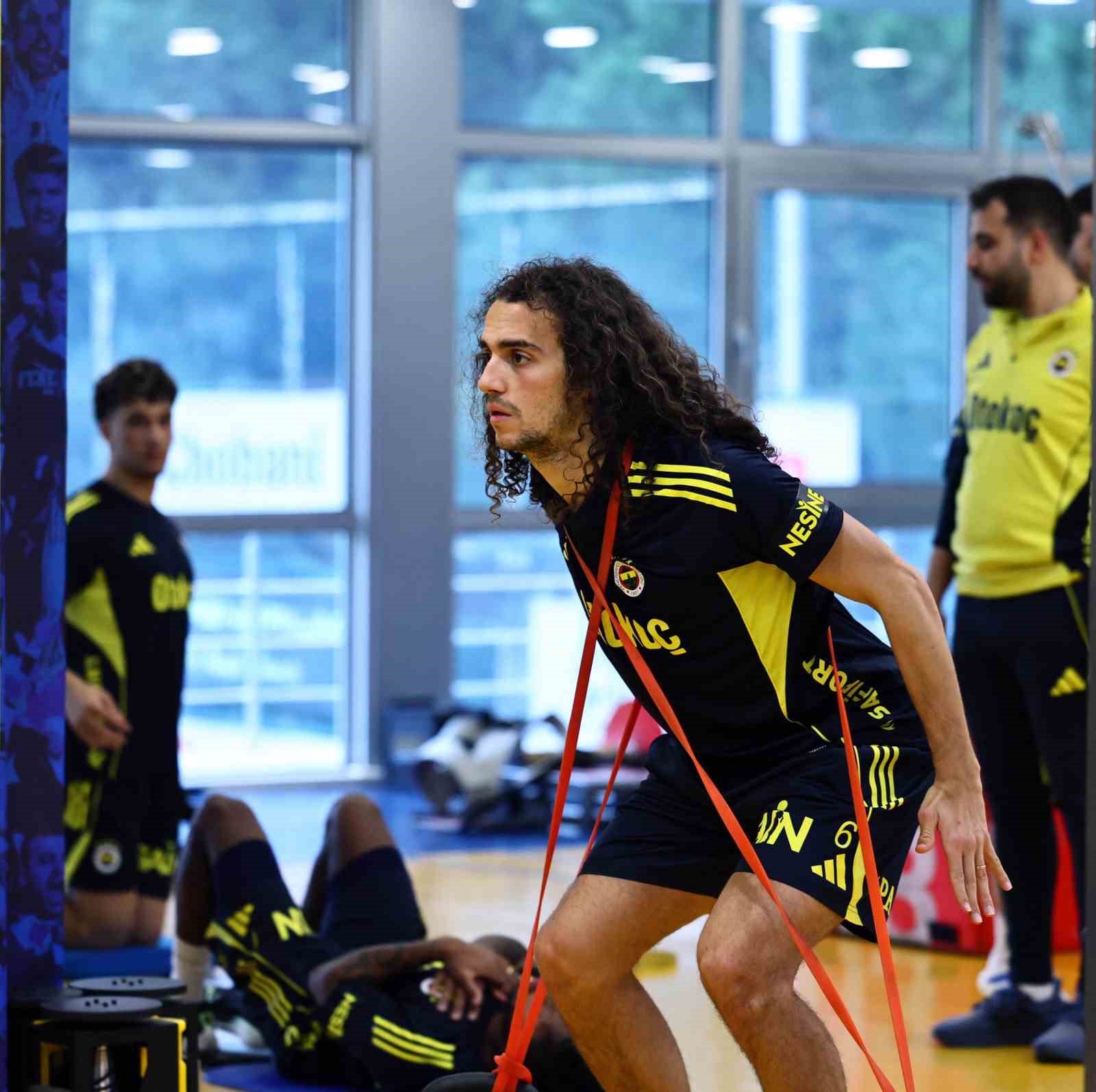 Fenerbahçe, günü çift antrenmanla tamamladı
