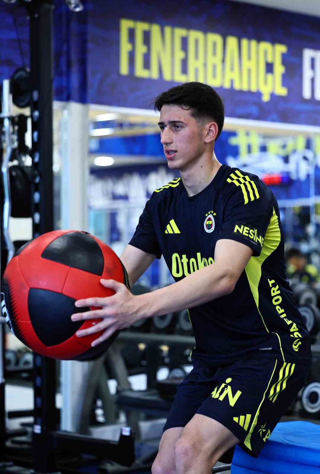 Fenerbahçe, günü çift antrenmanla tamamladı
