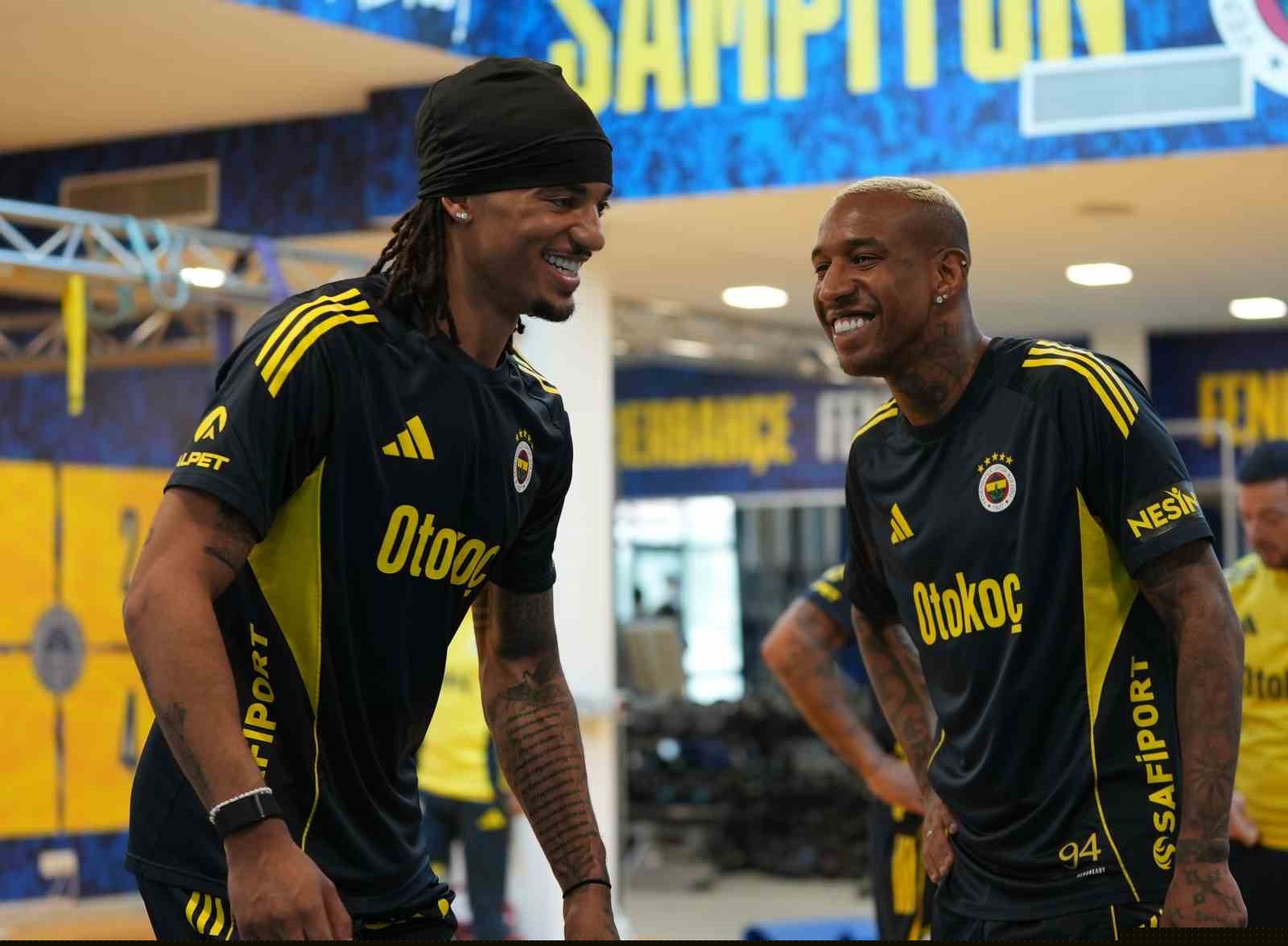 Fenerbahçe, günü çift antrenmanla tamamladı
