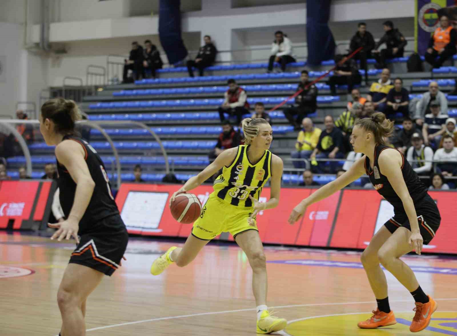 Fenerbahçe, Kadınlar Basketbol Süper Ligi yarı final serisinde 1-0 öne geçti
