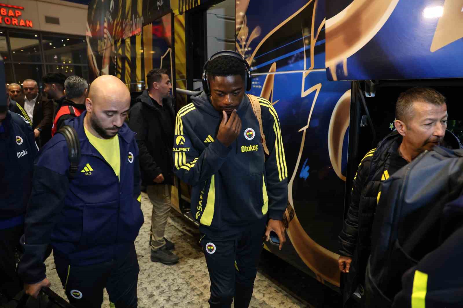 Fenerbahçe kafilesi Adana’ya geldi
