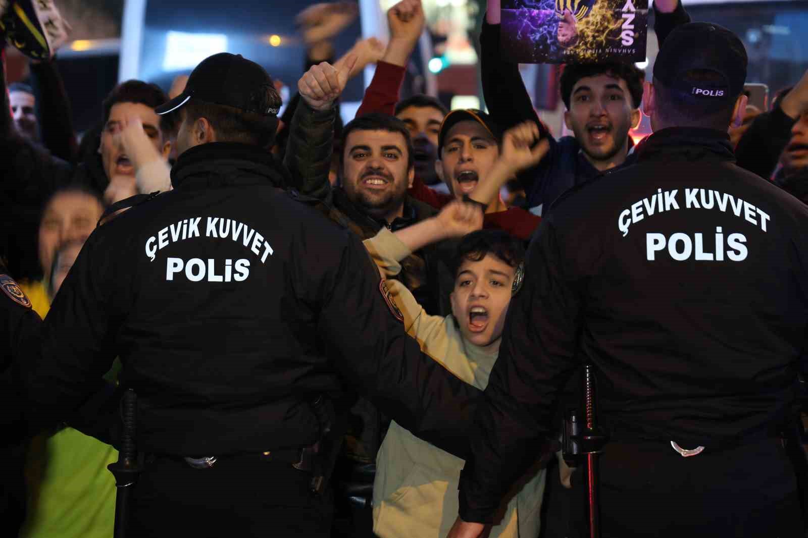 Fenerbahçe kafilesi Adana’ya geldi
