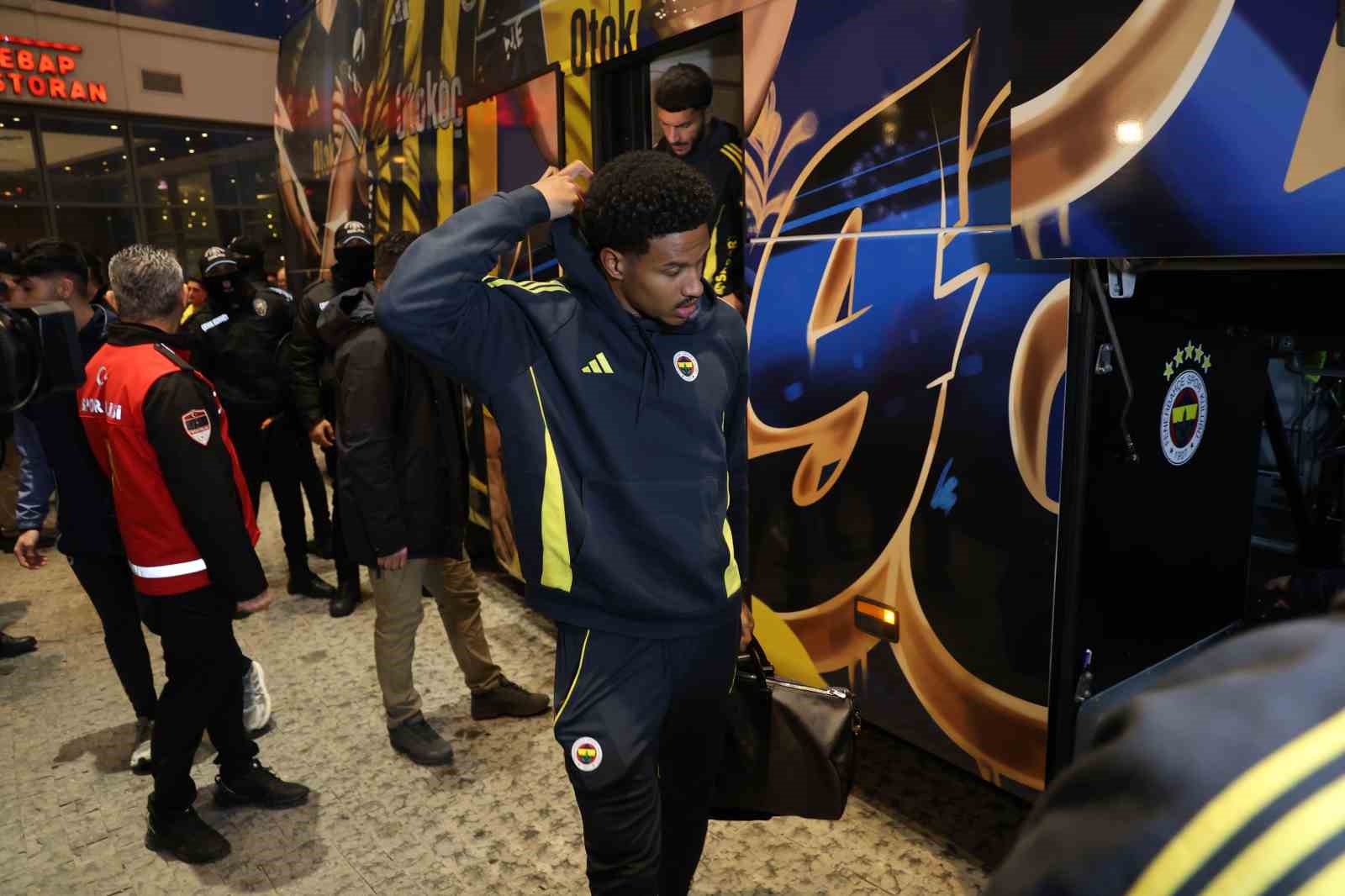 Fenerbahçe kafilesi Adana’ya geldi
