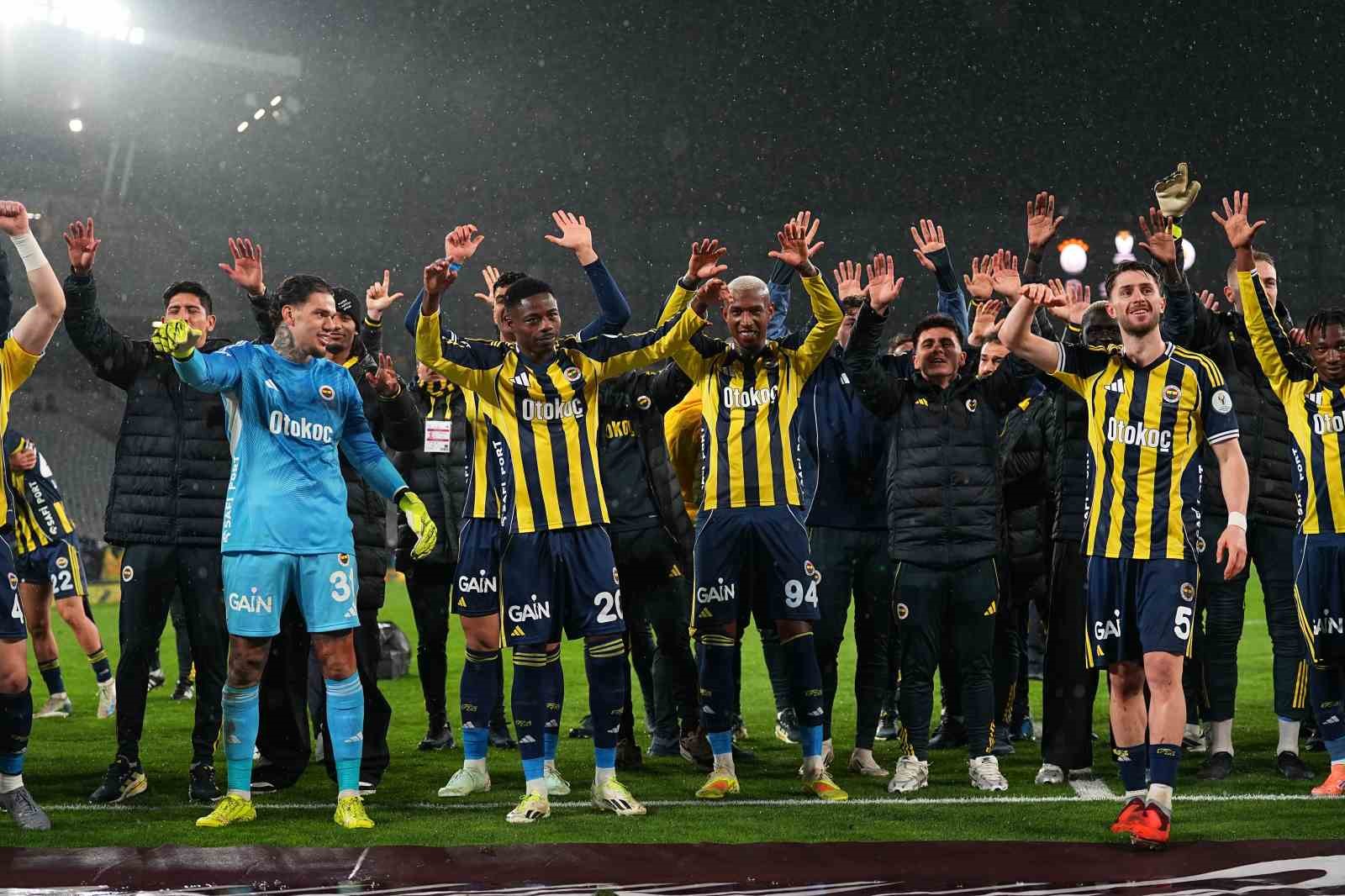 Fenerbahçe, kupayı kaldırdı
