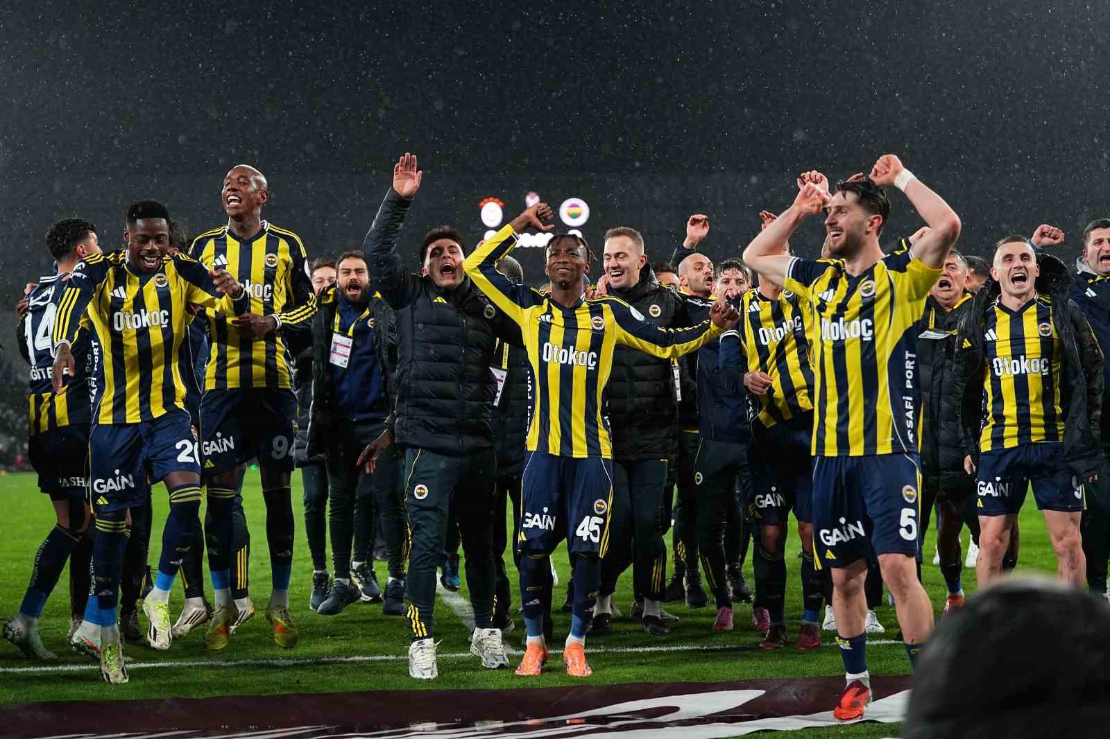 Fenerbahçe, kupayı kaldırdı
