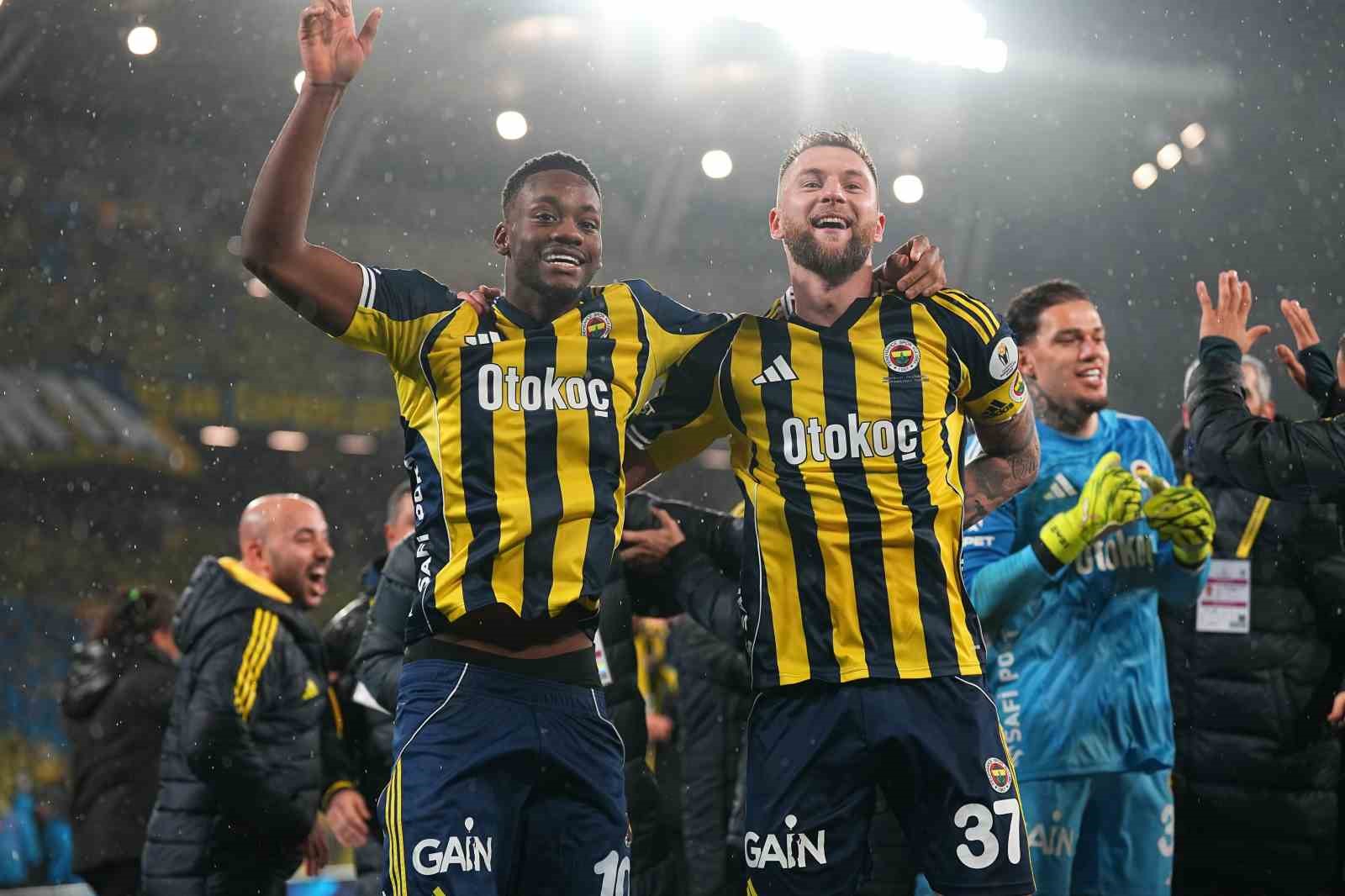 Fenerbahçe, kupayı kaldırdı
