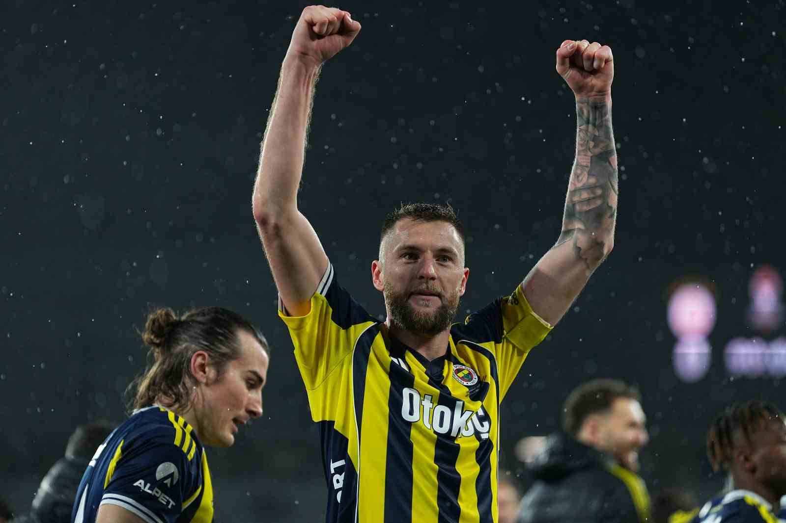 Fenerbahçe, kupayı kaldırdı
