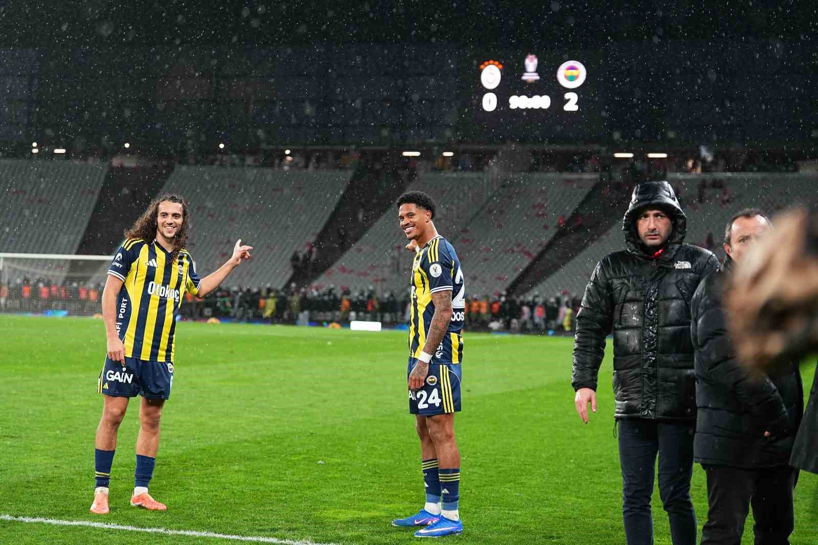 Fenerbahçe, kupayı kaldırdı
