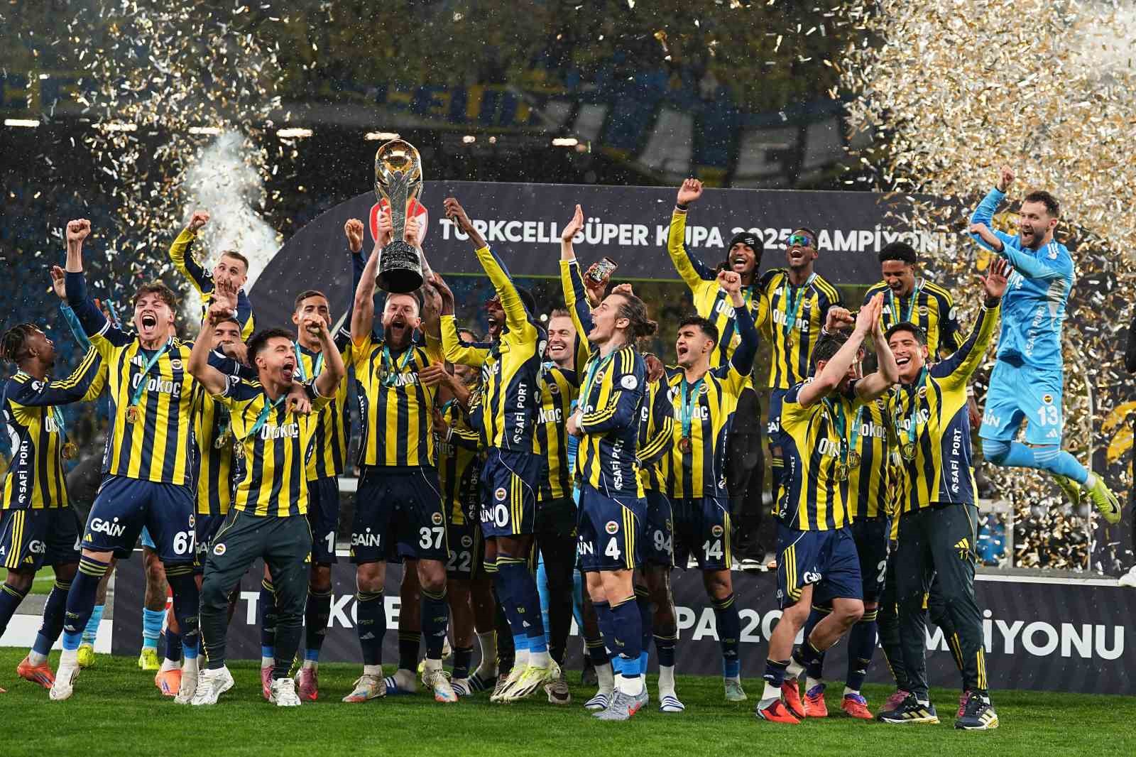 Fenerbahçe, kupayı kaldırdı
