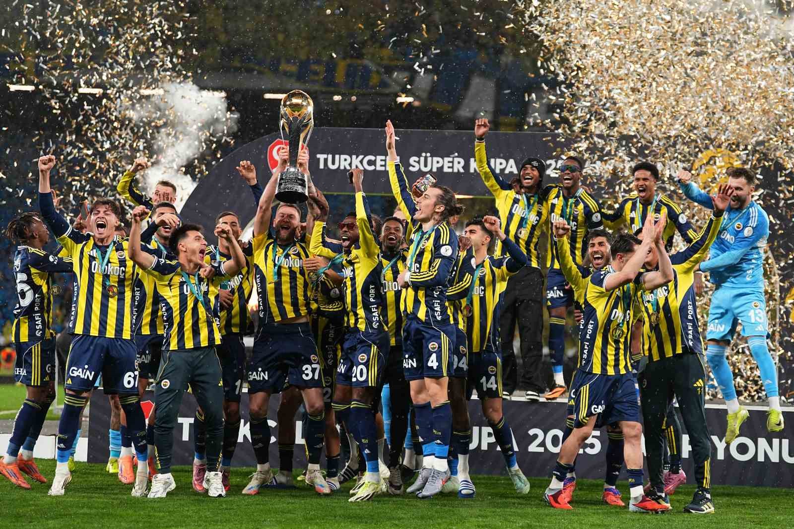Fenerbahçe, kupayı kaldırdı
