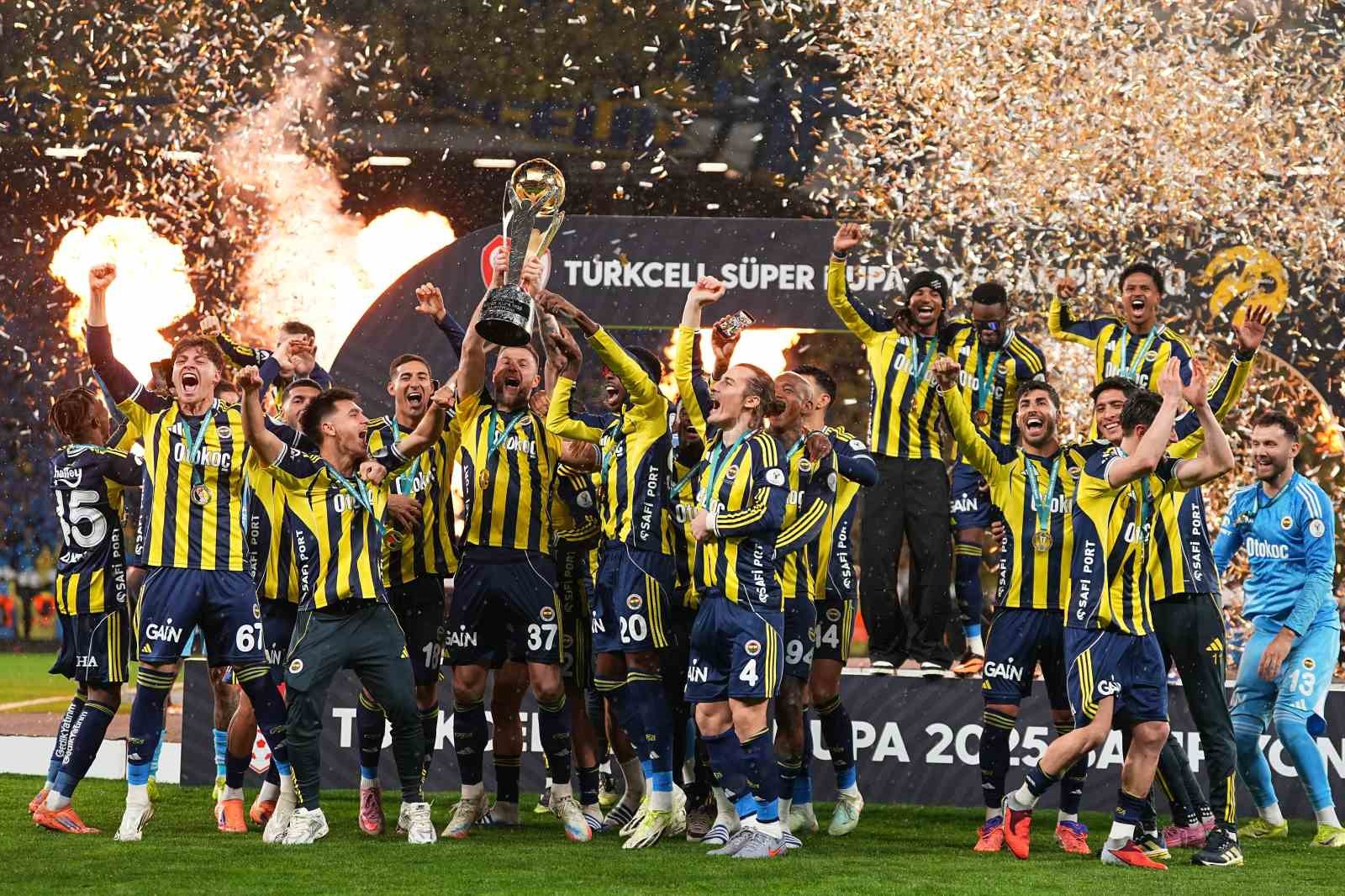 Fenerbahçe, kupayı kaldırdı
