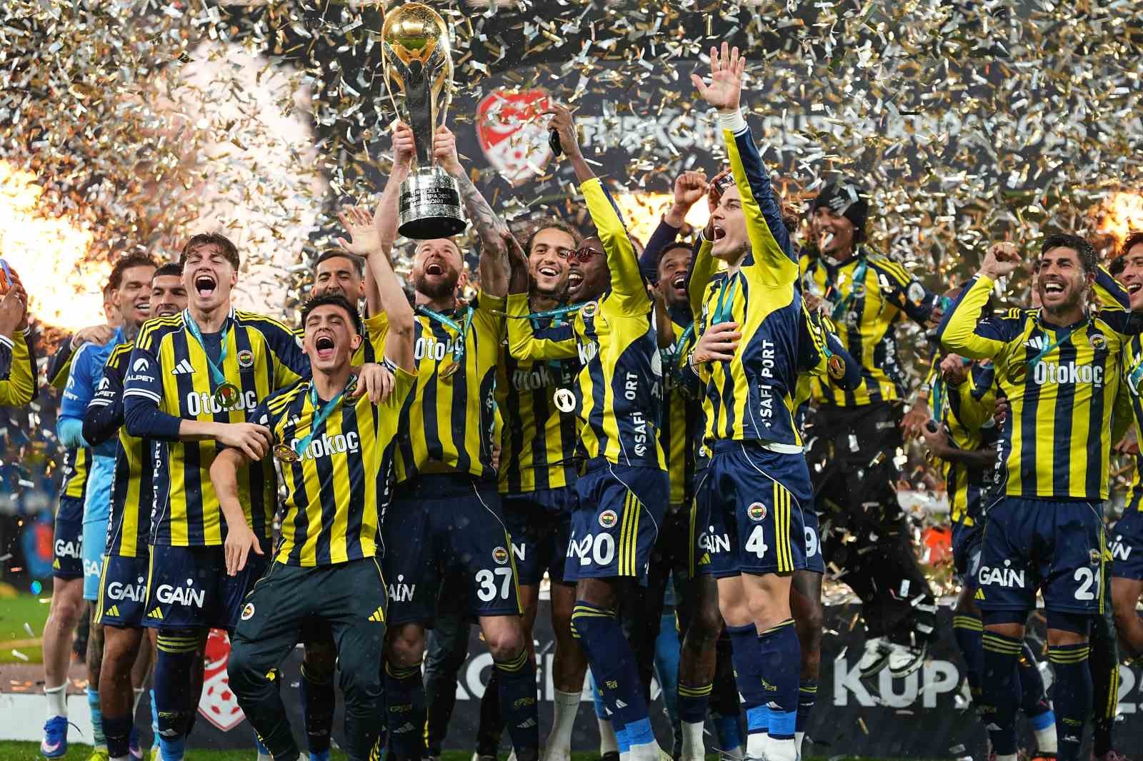 Fenerbahçe, kupayı kaldırdı
