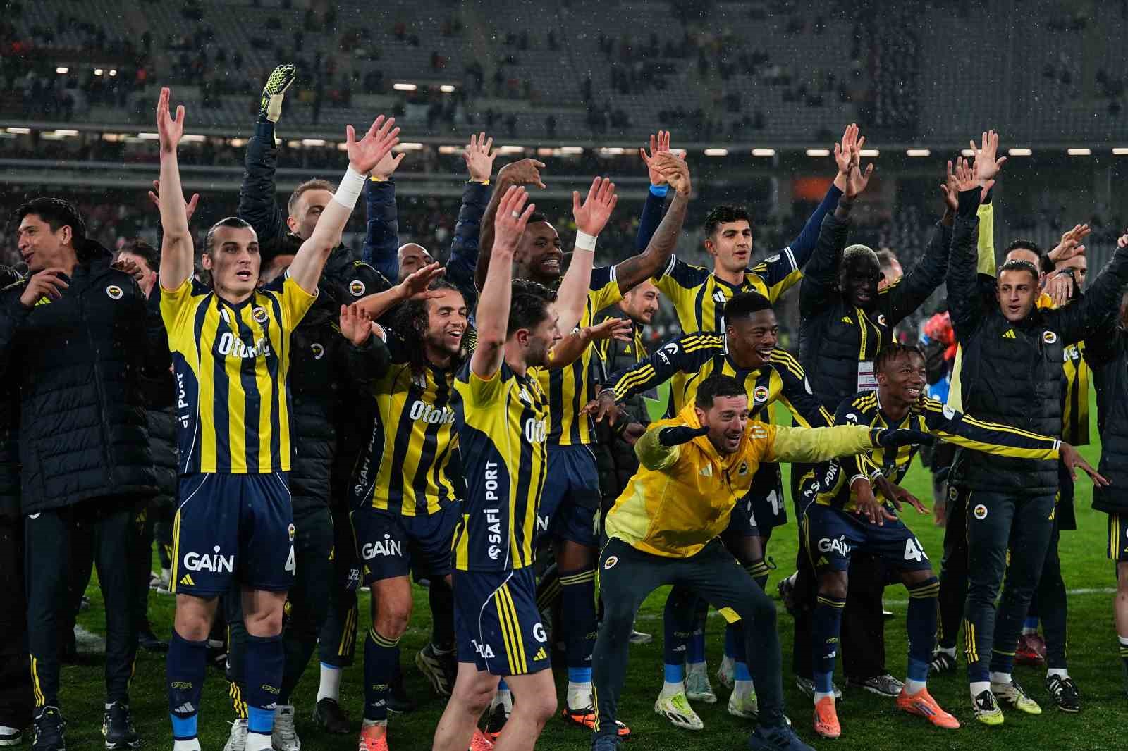 Fenerbahçe, kupayı kaldırdı
