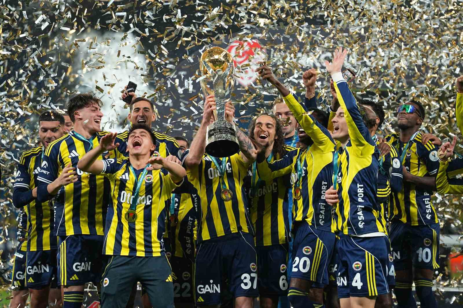 Fenerbahçe, kupayı kaldırdı
