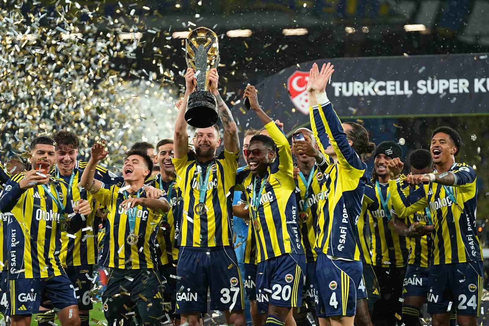 Fenerbahçe, kupayı kaldırdı
