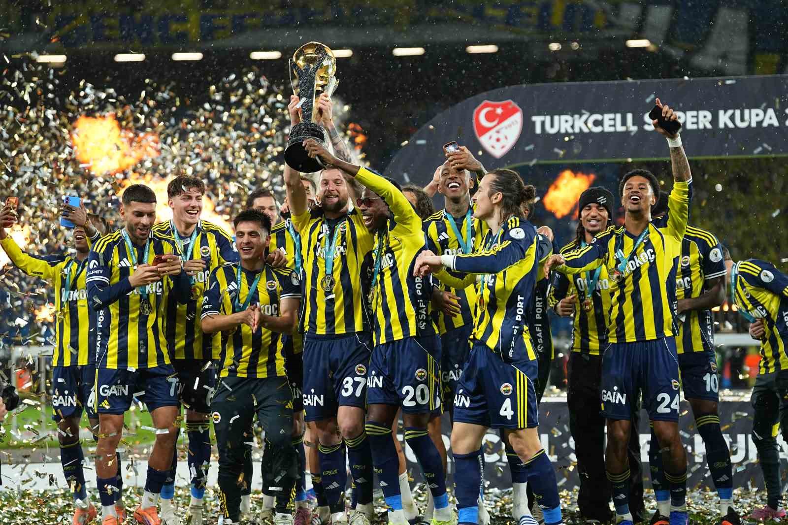 Fenerbahçe, kupayı kaldırdı
