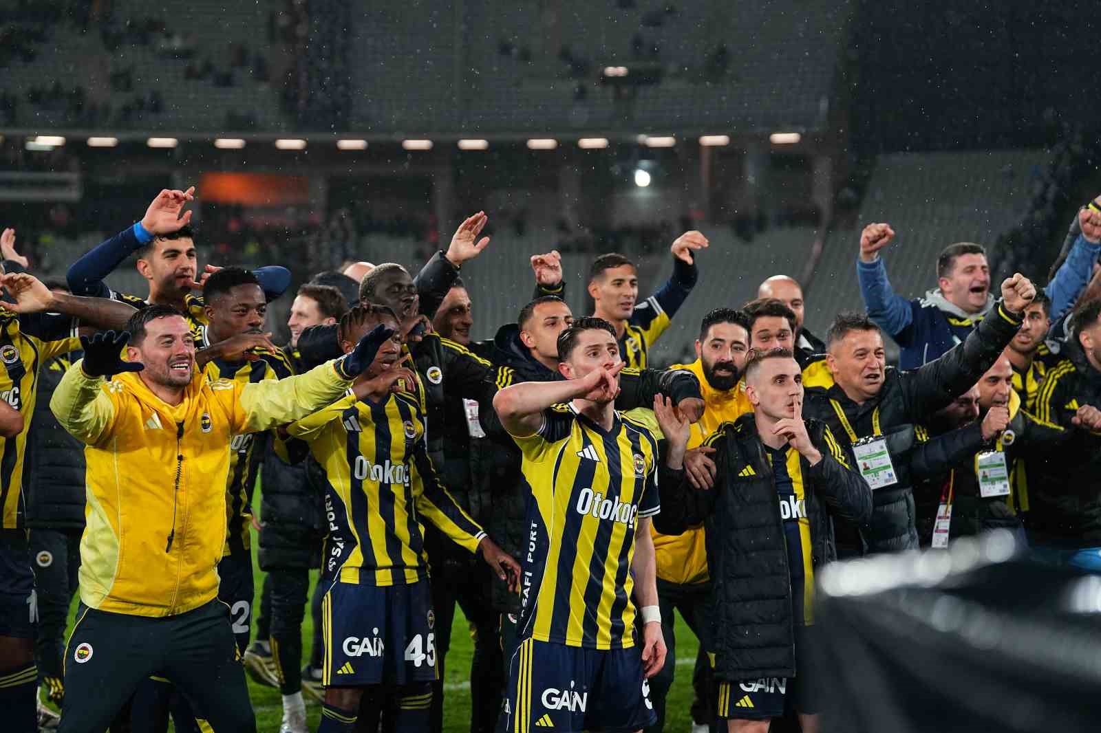 Fenerbahçe, kupayı kaldırdı
