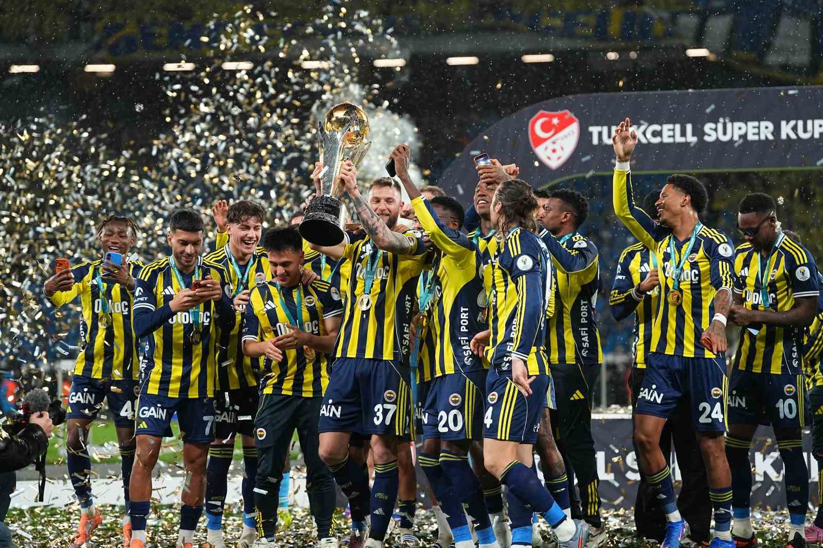 Fenerbahçe, kupayı kaldırdı

