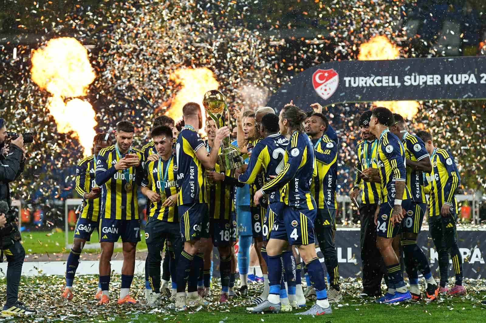 Fenerbahçe, kupayı kaldırdı
