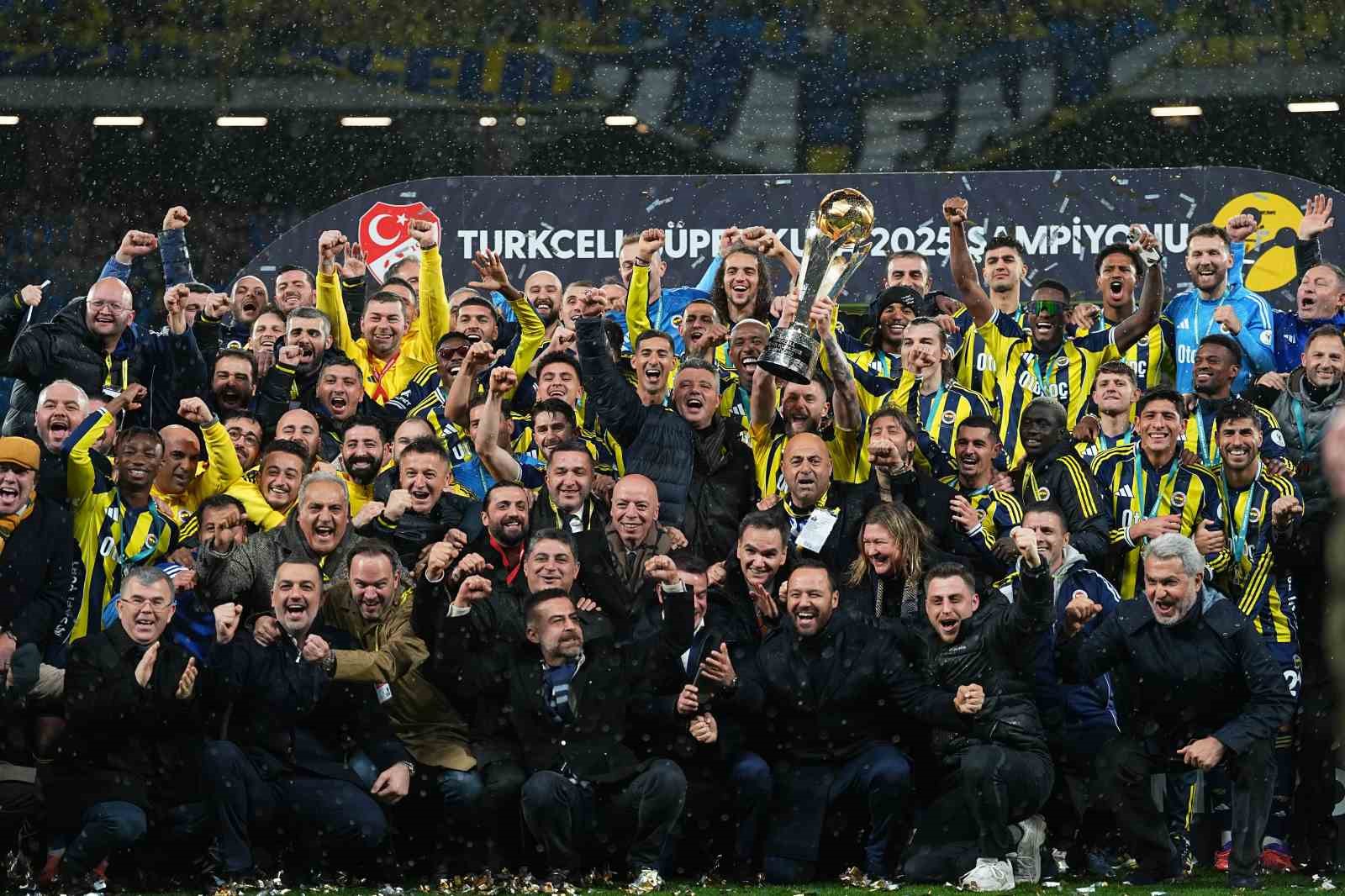 Fenerbahçe, kupayı kaldırdı
