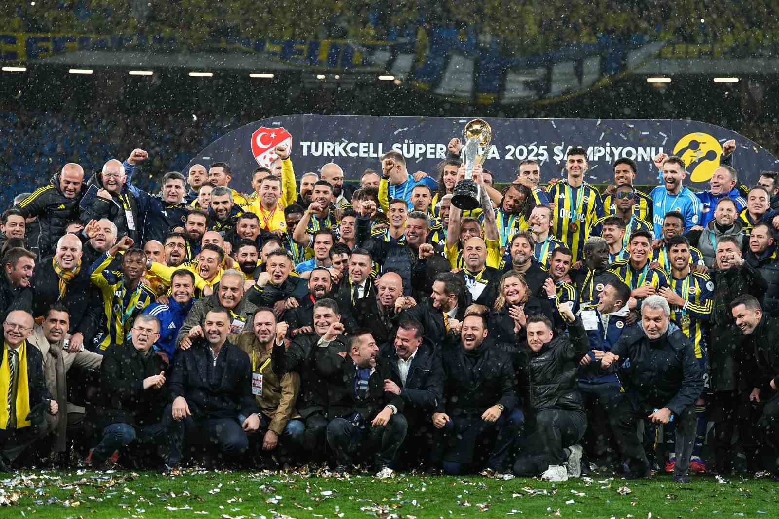 Fenerbahçe, kupayı kaldırdı
